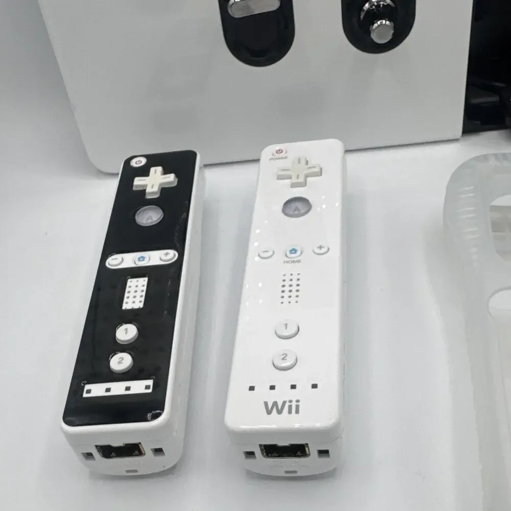 Nintendo Wii Remote RVL-003 Wireless Motion Controllers Black/White + Case
